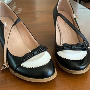 Cute two-tone speculator with ankle strap